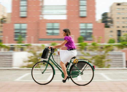 woman riding bike to work in chicago