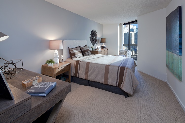 1-bedroom apartment, Asbury Plaza, Chicago. Image via RentCafe