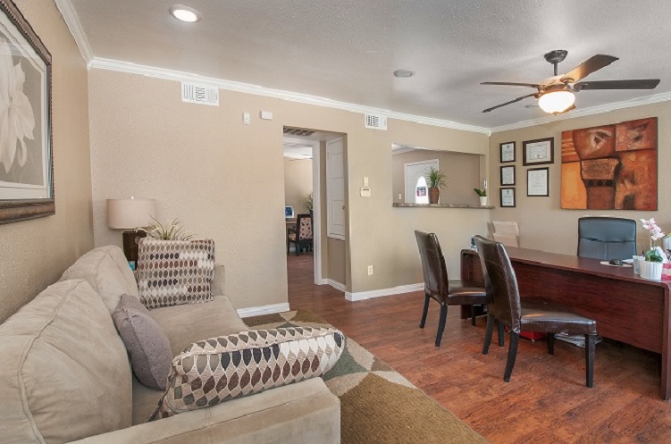 3-bedroom apartment, Courtyard of Valley View Apartments, Dallas. Image via RentCafe