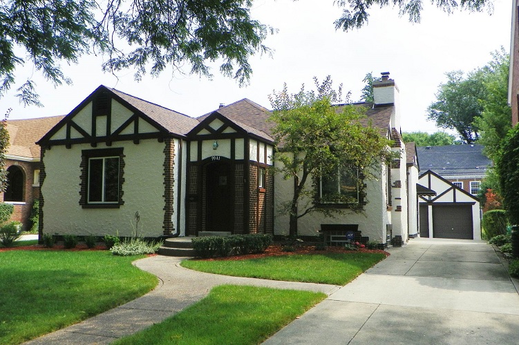 1927-built house for sale in Beverly, Chicago. Image via Point2 Homes
