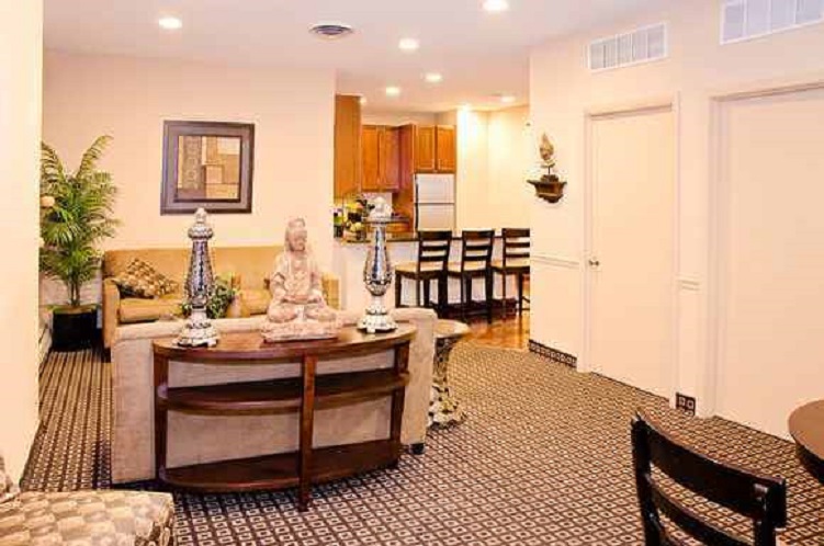 2-bedroom apartment, Oglesby Towers Apartments, Chicago. Image via RentCafe