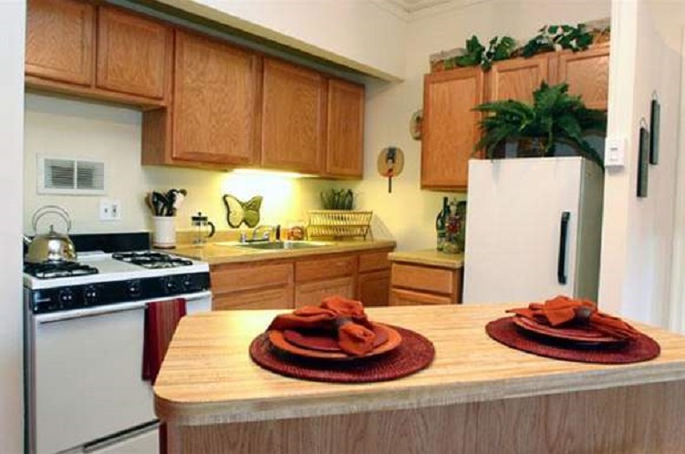 2-bedroom apartment, Mayfair Apartments, Chicago. Image via RentCafe