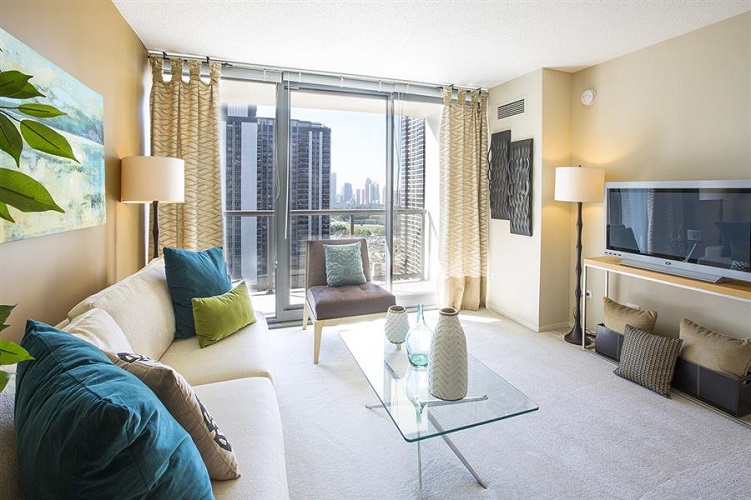 Convertible studio, The Shoreham, Chicago. Image via RentCafe