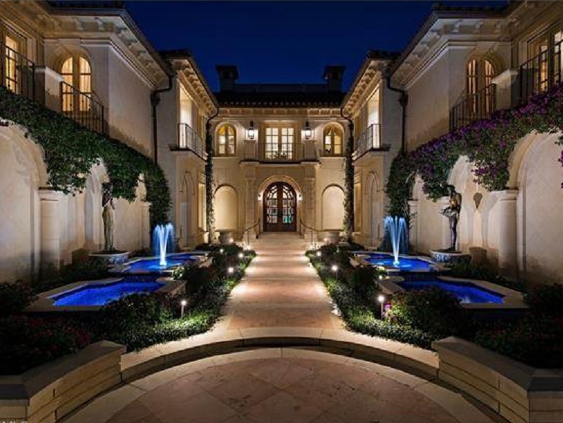 "La Capanna" at 2750 Gordon Dr, Naples