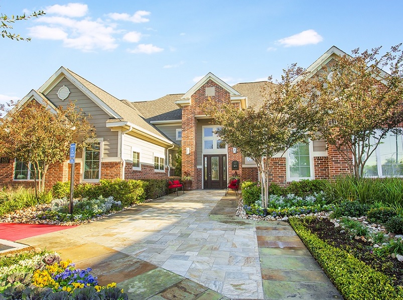 Alta Roxbury Apartments front view