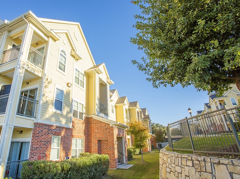 Alta Roxbury Apartments exterior features