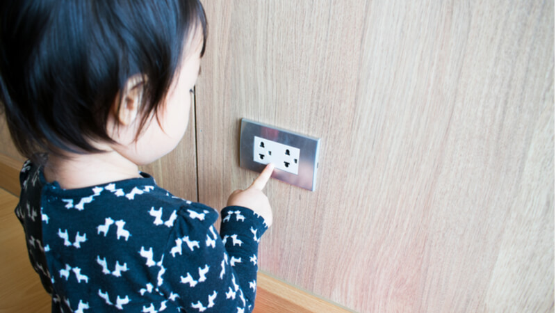 kid_reaching_electrical_outlet