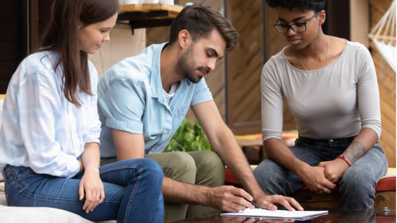 couple_reading_lease_agreement