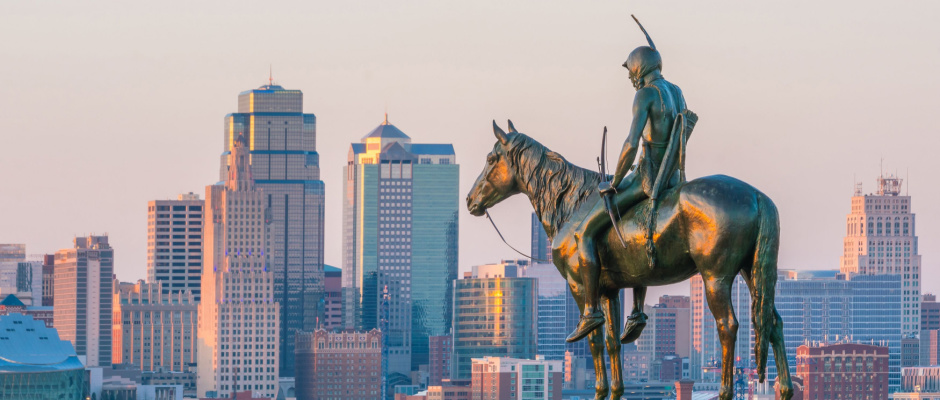 skyline of Kansas City with statue at the forefront