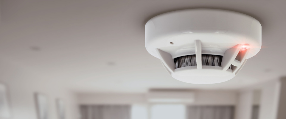 picture of smoke detector on the ceiling 