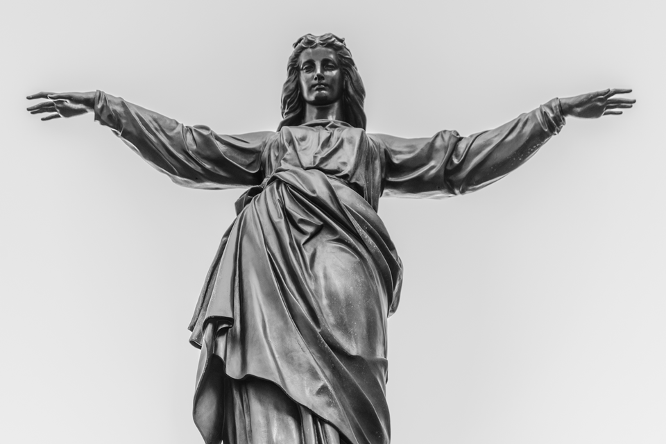 view of the statue at fountain square cincinnati