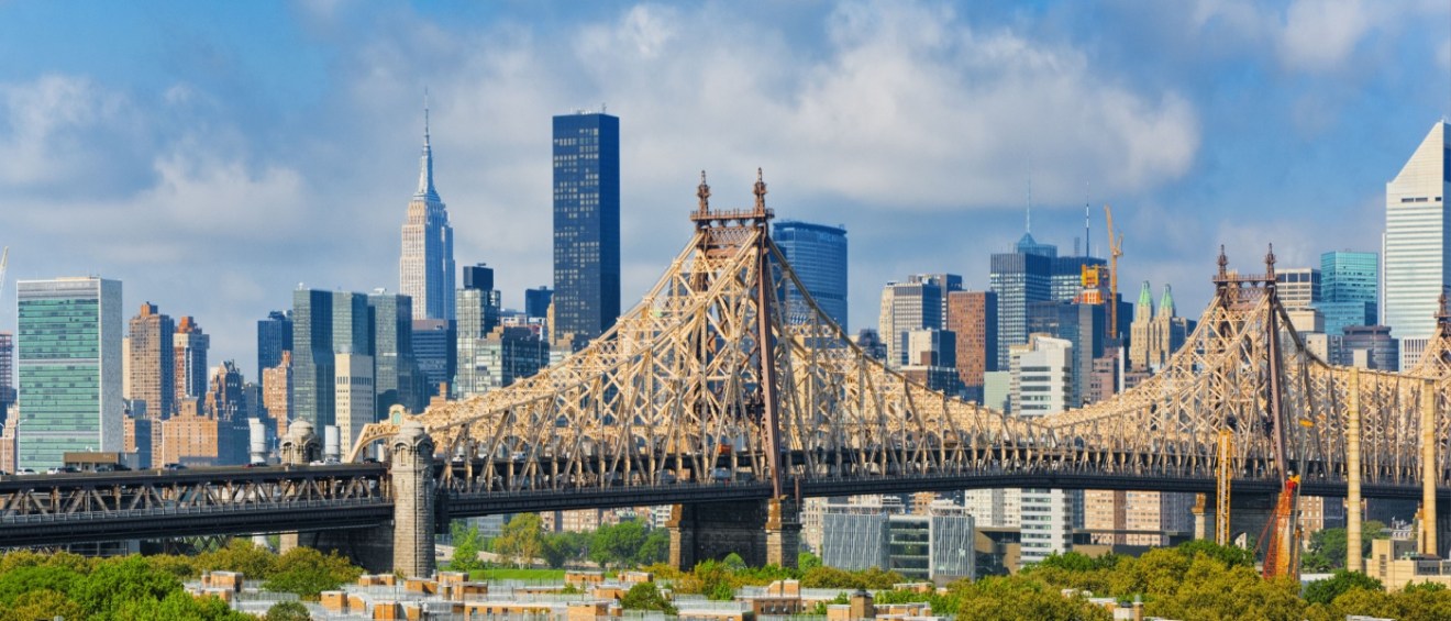 New York, Queensborough Bridge across the East River between the Manhattan and Long Island City in the borough of Queens. USA.