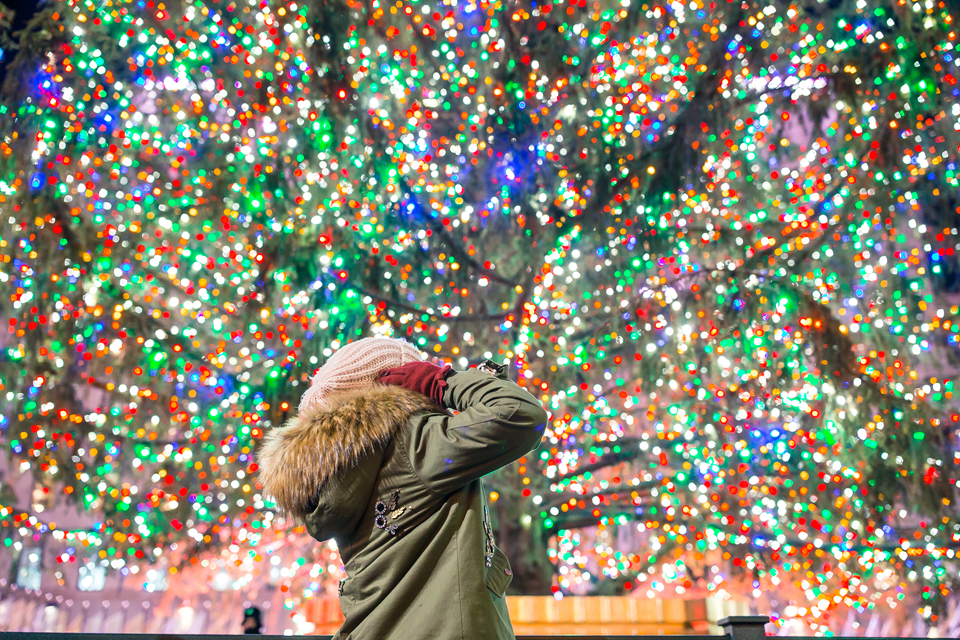 child amazed by christmas lights at rockefeller center