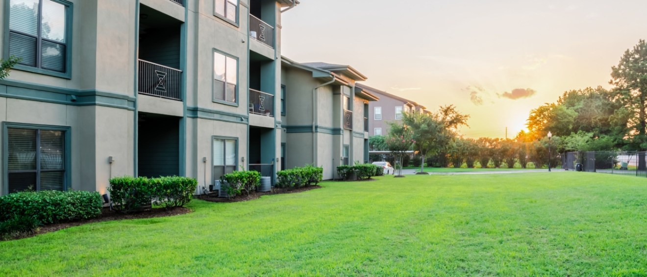 View of the backyard of a garden-style apartment building in suburban area at Texas, US.
