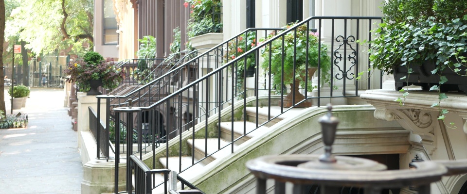 New York City townhouse building in the Brooklyn Heights residential district, showcasing classic brownstone urban architecture.