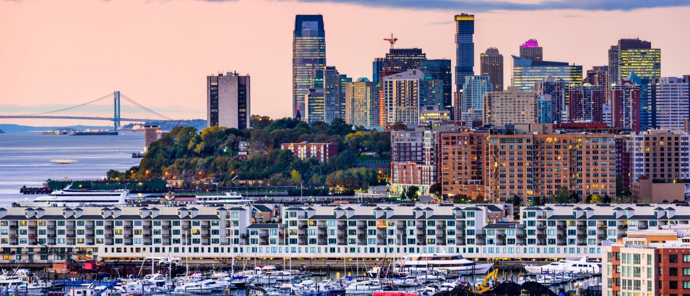 Skyline view of Exchange Place in Jersey City, NJ, highlighting a waterfront area with rental apartments near public transit options for commuters.
