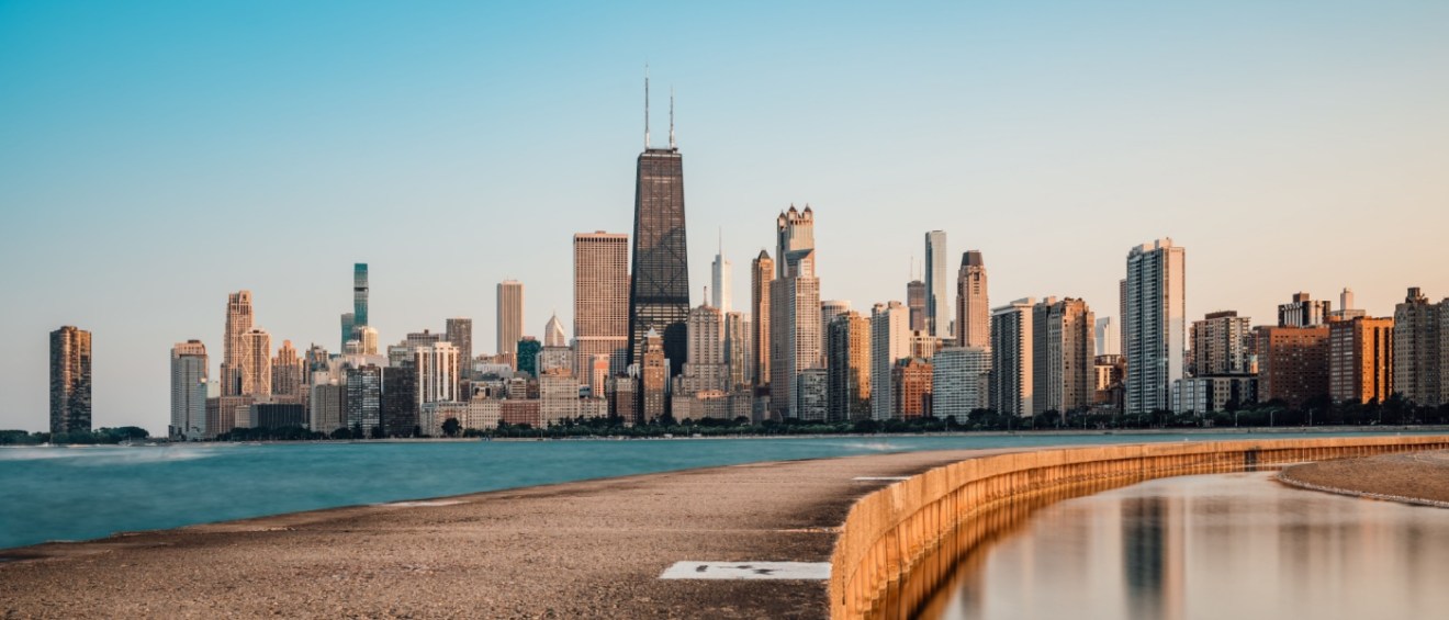 The skyline of Chicago during sunset, capturing the city's iconic architecture and vibrant urban life—perfectly showcasing the appeal of apartments in Chicago.