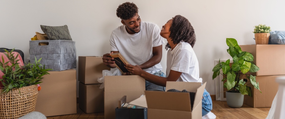 People packing after checking tips for moving into a new apartment.