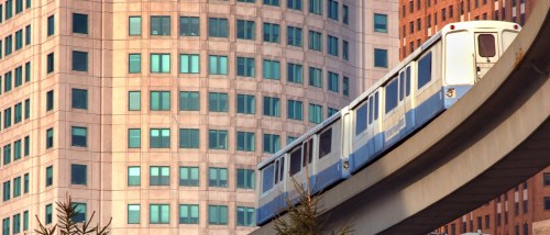 The Detroit People Mover running on its elevated track downtown, a convenient public transit option in Detroit that renters use for quick and reliable access to neighborhoods, jobs, and entertainment.