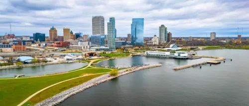 Stunning view of the Milwaukee, Wisconsin skyline with modern skyscrapers seen from Lakeshore State Park along Lake Michigan, highlighting the accessibility and convenience of Milwaukee public transit.