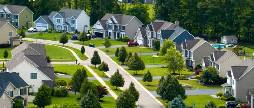 A neighborhood with new houses and green spaces to illustrate newest neighborhoods in the US.