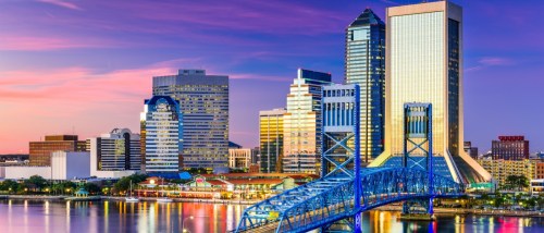New apartments in Jacksonville showcased by the downtown Jacksonville skyline, featuring modern buildings and the city’s urban center.