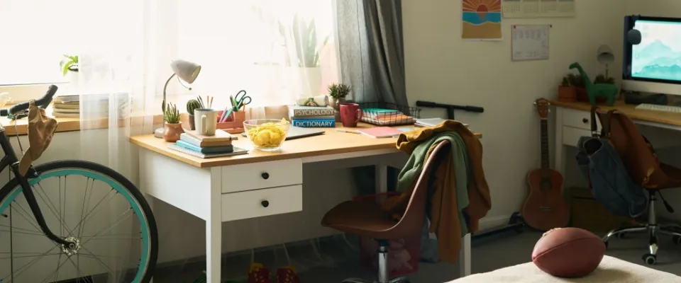 A room in off-campus housing.
