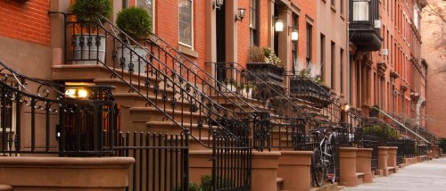 Row of classic brownstone houses in Brooklyn Heights, New York City, showcasing the charm and appeal of a new neighborhood.