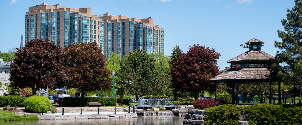 A park in Barrie, ON, a Canadian city which saw one of the largest drops in renter interest in Q1 2026.