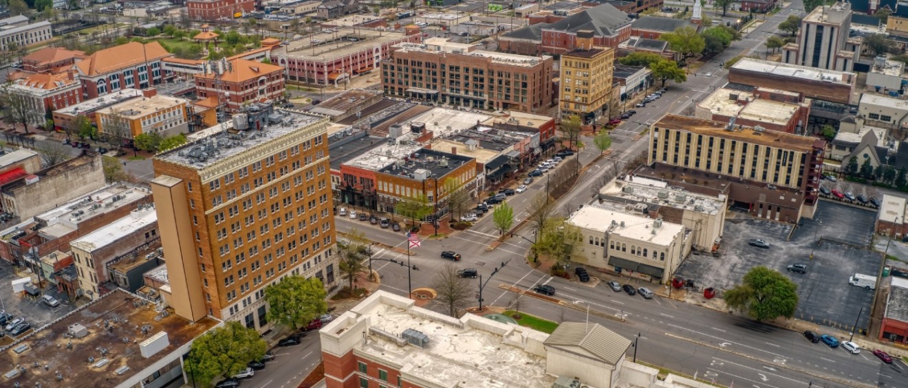 Apartments in Tuscaloosa highlighted by an aerial view of Tuscaloosa, Alabama, showcasing the city’s neighborhoods and urban landscape.