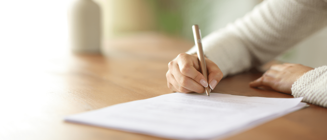 image of hand singing a lease agreement