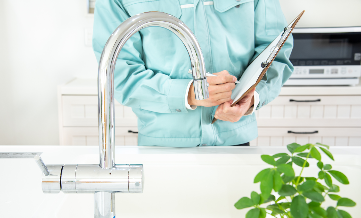 person checking water pressure before renting an apartment